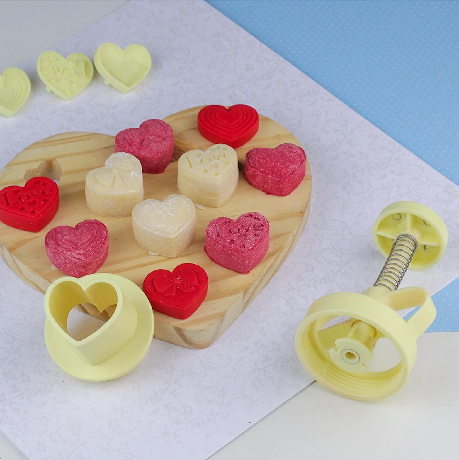 Kit de ejector con moldes de corazones junto a brigadeiros decorados en forma de corazón
